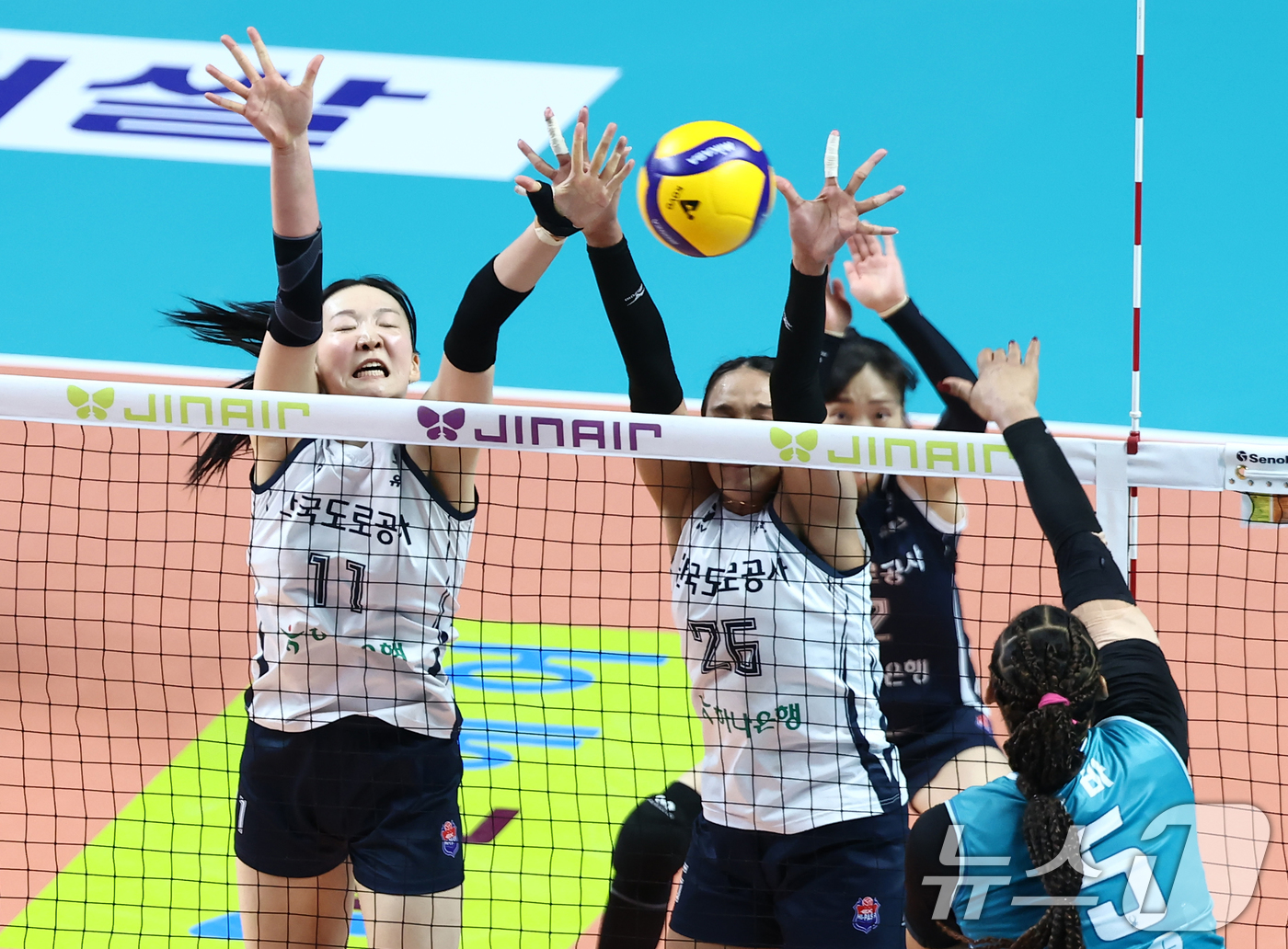 (서울=뉴스1) 김민지 기자 = 5일 오후 서울 중구 장충체육관에서 열린 2025-2026 진에어 V리그 여자부 챔피언결정전 3차전 GS칼텍스와 한국도로공사의 경기, 도로공사 김세 …