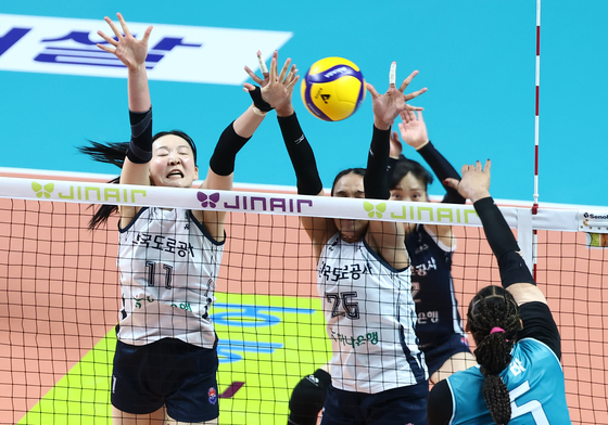 블로킹 하는 김세빈·타나차