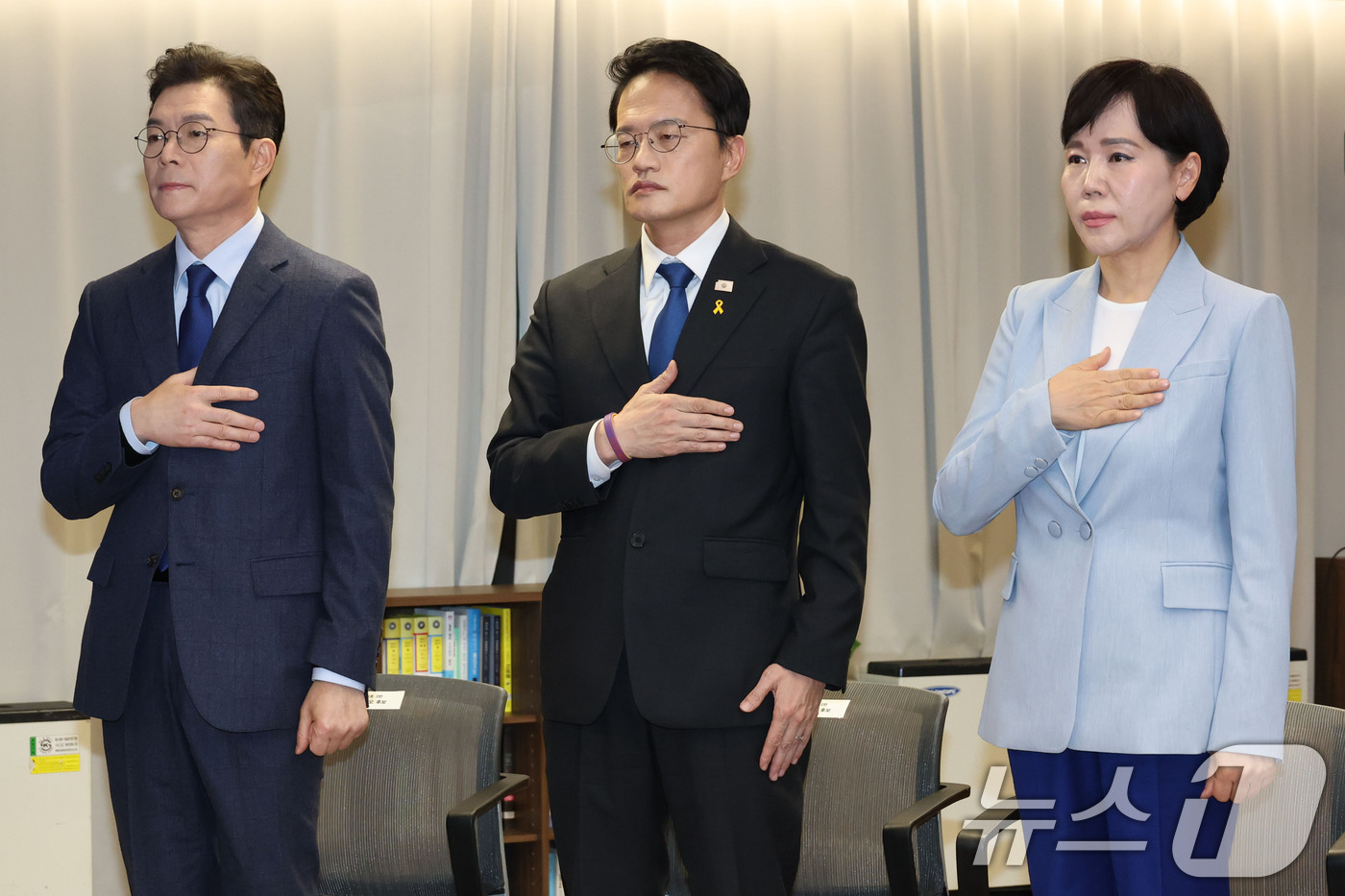 (서울=뉴스1) 이광호 기자 = 전현희(오른쪽부터), 박주민, 정원오 더불어민주당 서울시장 예비후보가 5일 오후 서울 영등포구 중앙당사에서 열린 서울특별시장 공직선거 후보자 선출을 …