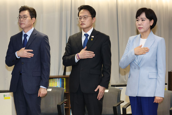 국기에 경례하는 민주당 서울시장 예비후보들