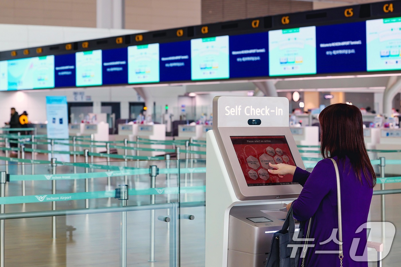 (인천공항=뉴스1) 조연우 인턴기자 = 5일 인천국제공항 항공사 카운터가 평소보다 한가한 모습을 보이고 있다. 중동 정세 악화로 국제유가가 오르면서 유류할증료 인상이 아직 반영되지 …