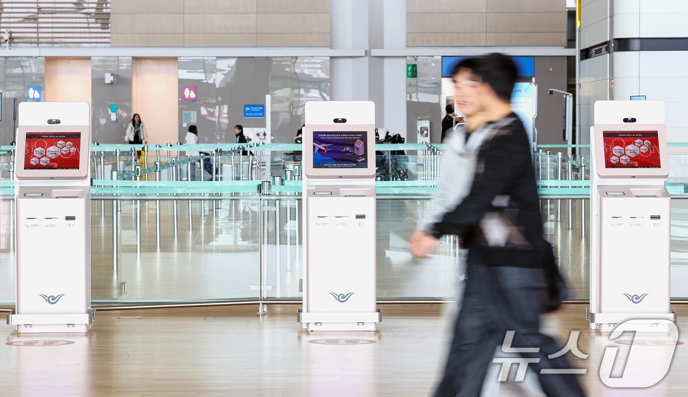 (인천공항=뉴스1) 조연우 인턴기자 = 5일 인천국제공항 항공사 카운터가 평소보다 한가한 모습을 보이고 있다. 중동 정세 악화로 국제유가가 오르며 유류할증료 인상이 아직 반영되지 …