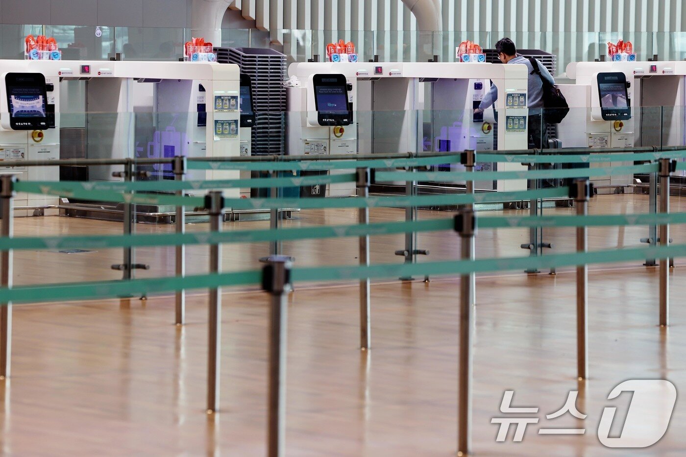 본문 이미지 - 5일 인천국제공항 항공사 카운터가 평소보다 한가한 모습을 보이고 있다.  2026.4.5 ⓒ 뉴스1 조연우 인턴기자