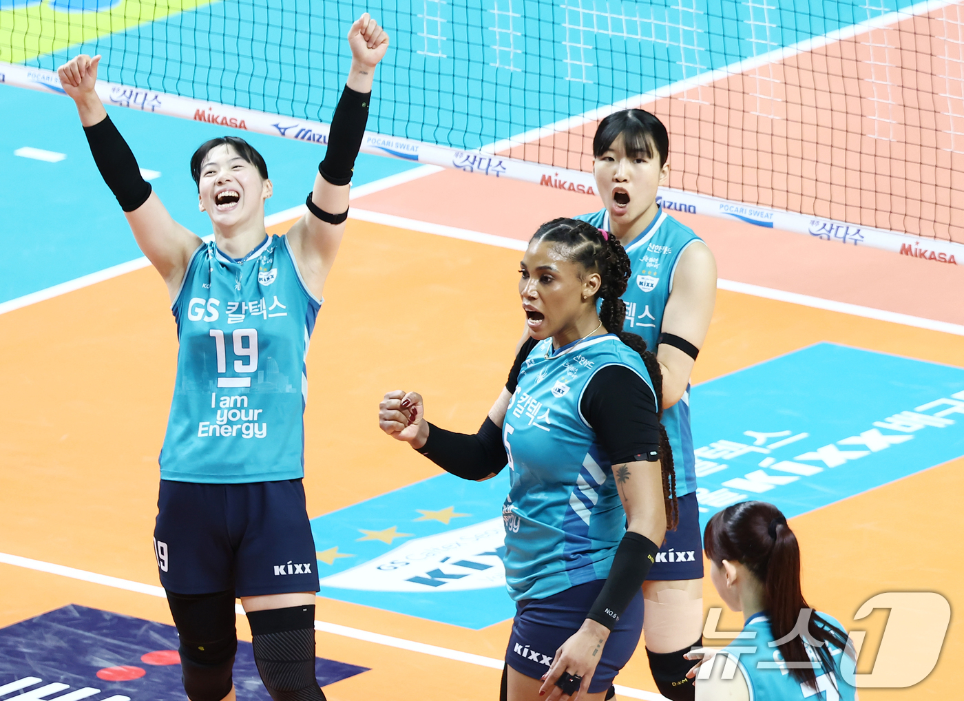 (서울=뉴스1) 김민지 기자 = 5일 오후 서울 중구 장충체육관에서 열린 2025-2026 진에어 V리그 여자부 챔피언결정전 3차전 GS칼텍스와 한국도로공사의 경기, GS칼텍스 지 …