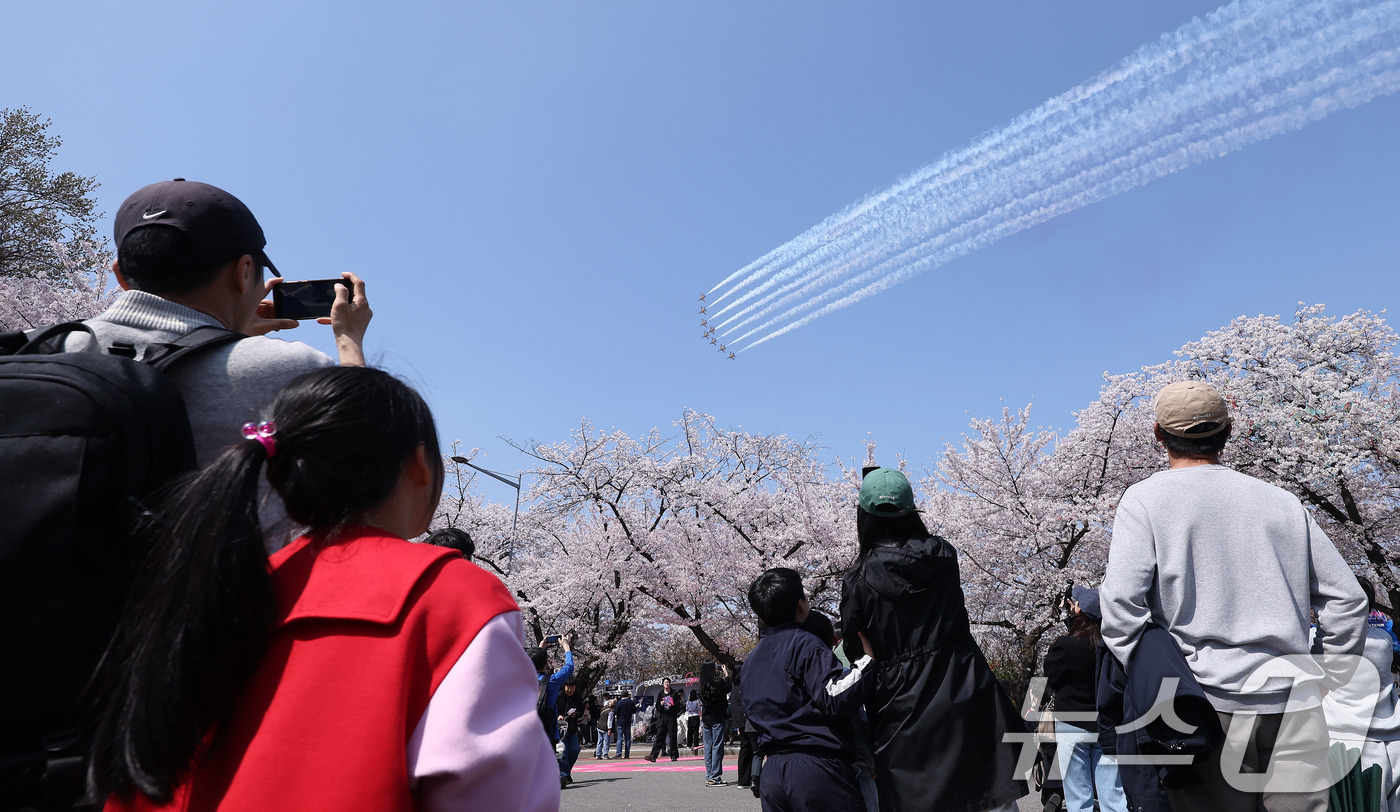 (서울=뉴스1) 박지혜 기자 = 5일 오후 서울 여의도 봄꽃축제 메인 행사장 상공에서 공군 특수 비행팀 ‘블랙이글스’가 축하 비행을 펼치고 있다. 2026.4.5/뉴스1