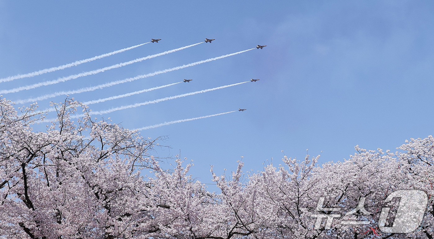 (서울=뉴스1) 박지혜 기자 = 5일 오후 서울 여의도 봄꽃축제 메인 행사장 상공에서 공군 특수 비행팀 ‘블랙이글스’가 축하 비행을 펼치고 있다. 2026.4.5/뉴스1