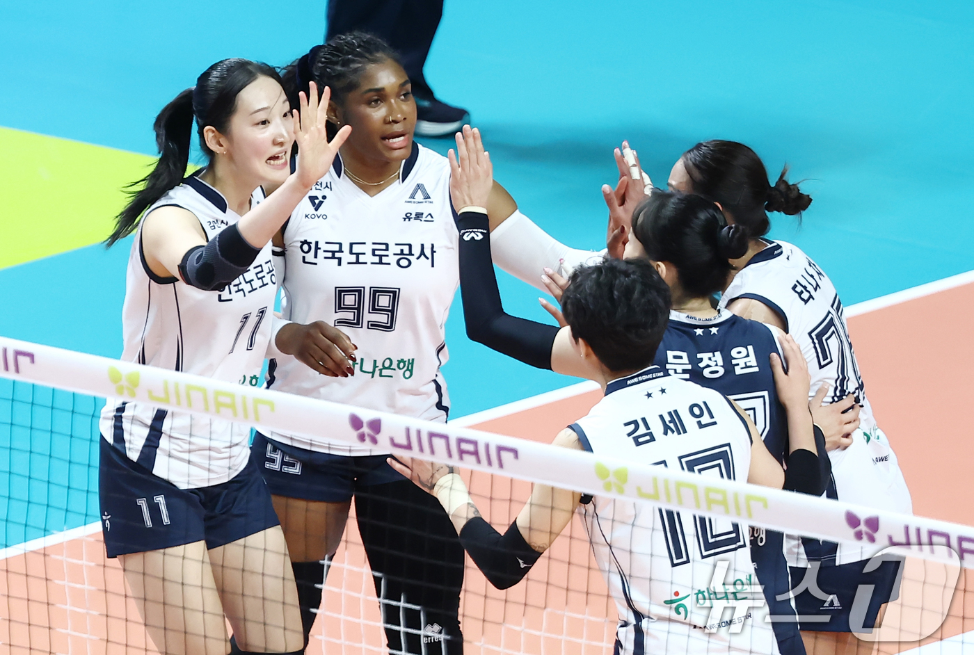(서울=뉴스1) 김민지 기자 = 5일 오후 서울 중구 장충체육관에서 열린 2025-2026 진에어 V리그 여자부 챔피언결정전 3차전 GS칼텍스와 한국도로공사의 경기, 도로공사 모마 …