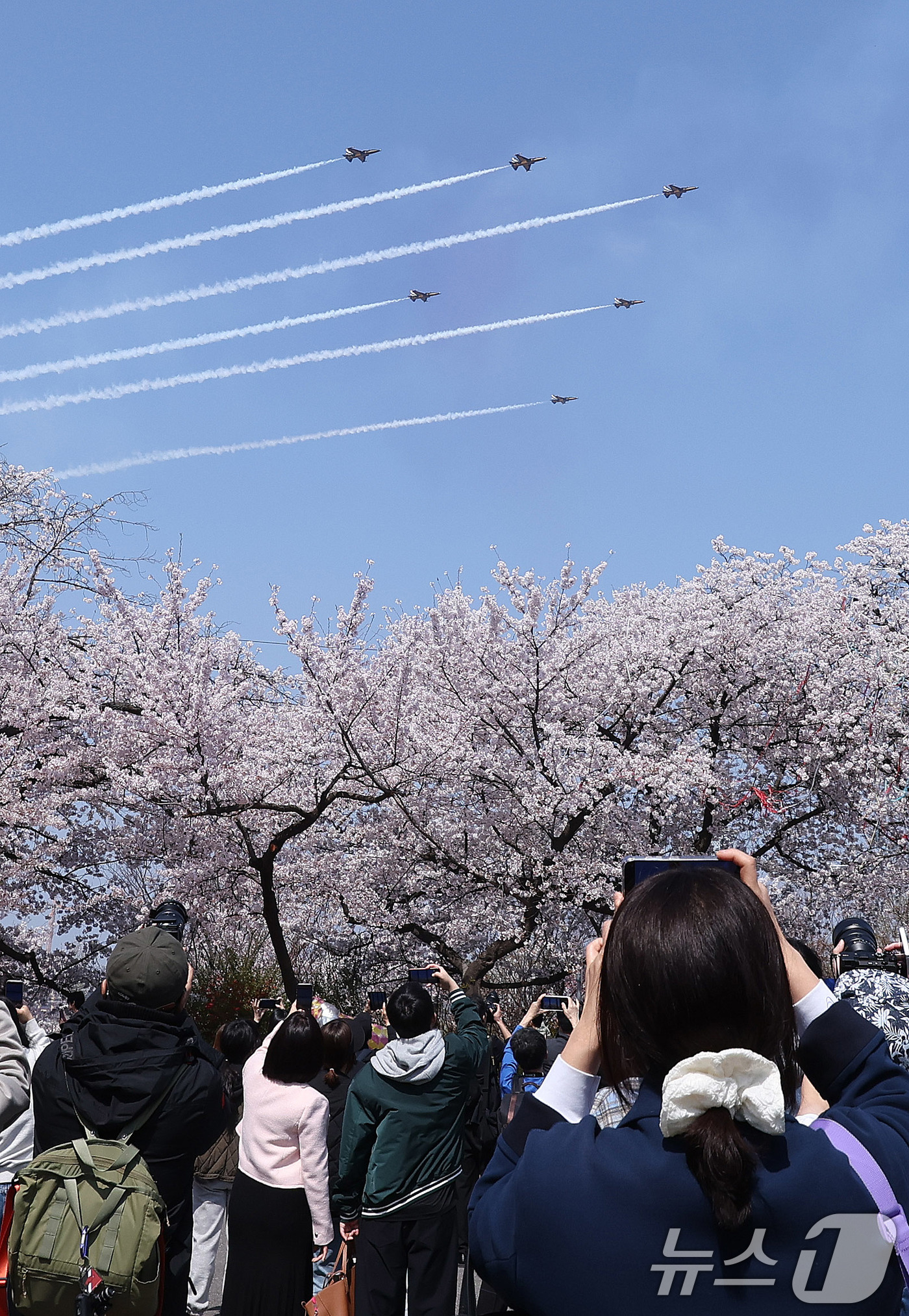 (서울=뉴스1) 박지혜 기자 = 5일 오후 서울 여의도 봄꽃축제 메인 행사장 상공에서 공군 특수 비행팀 ‘블랙이글스’가 축하 비행을 펼치고 있다. 2026.4.5/뉴스1