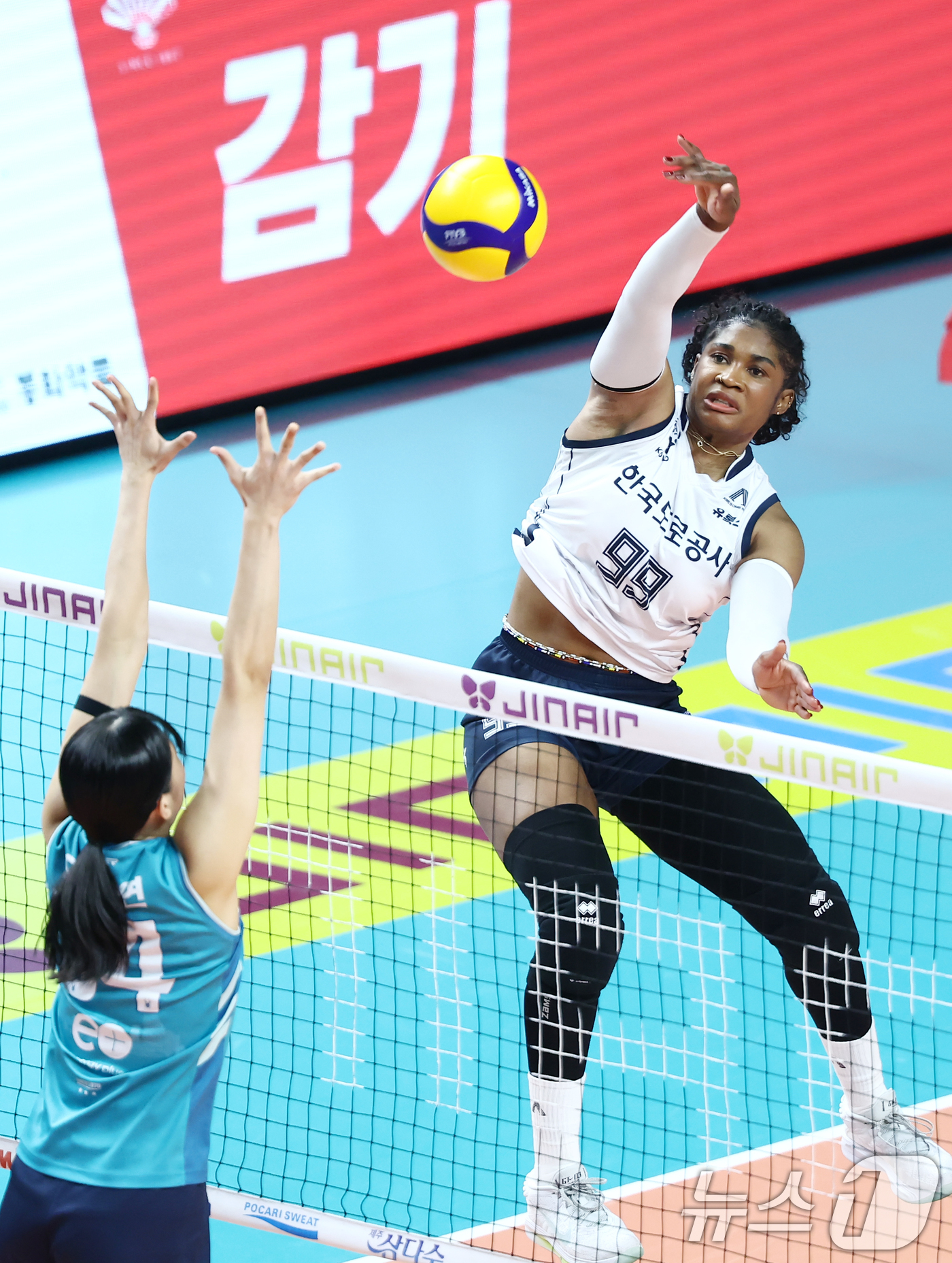 (서울=뉴스1) 김민지 기자 = 5일 오후 서울 중구 장충체육관에서 열린 2025-2026 진에어 V리그 여자부 챔피언결정전 3차전 GS칼텍스와 한국도로공사의 경기, 도로공사 모마 …