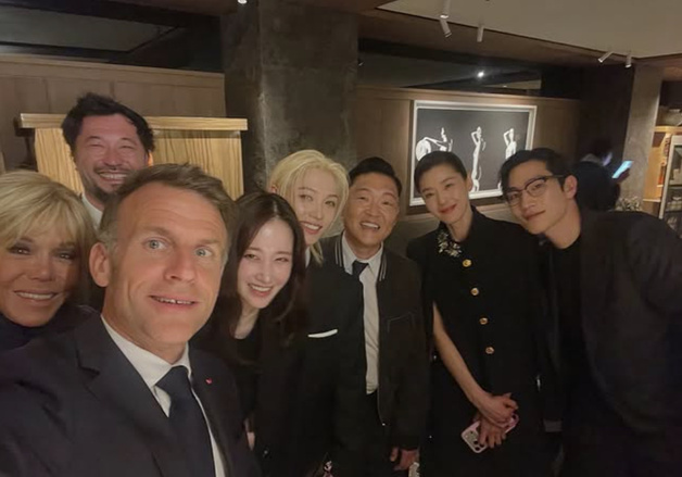 마크롱 프랑스 대통령 부부, 전지현·싸이·전종서·필릭스 등 K스타들과 인증샷