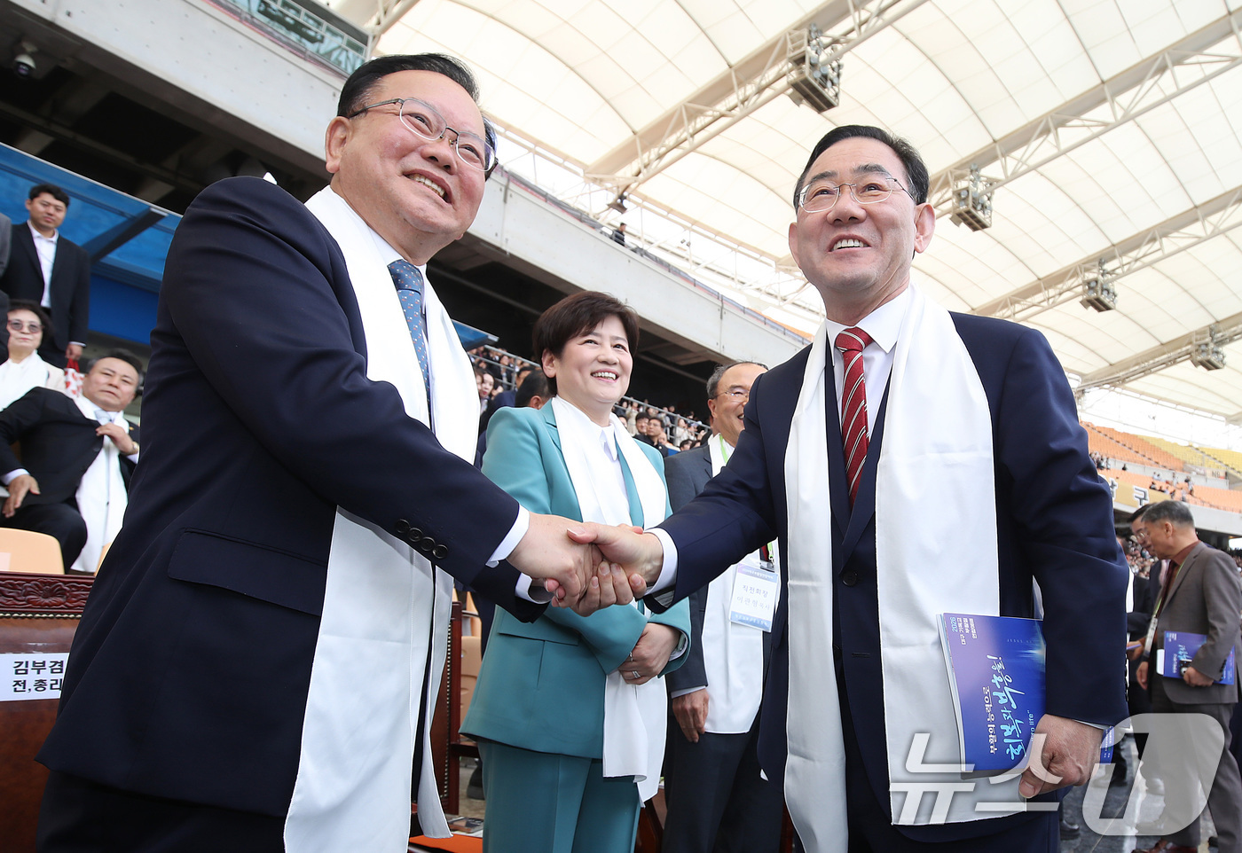 (대구=뉴스1) 공정식 기자 = 6·3 지방선거에서 더불어민주당 후보로 대구시장에 출마하는 김부겸 전 총리와 국민의힘에서 공천 배제(컷오프)된 주호영 국회부의장이 5일 오후 대구 …