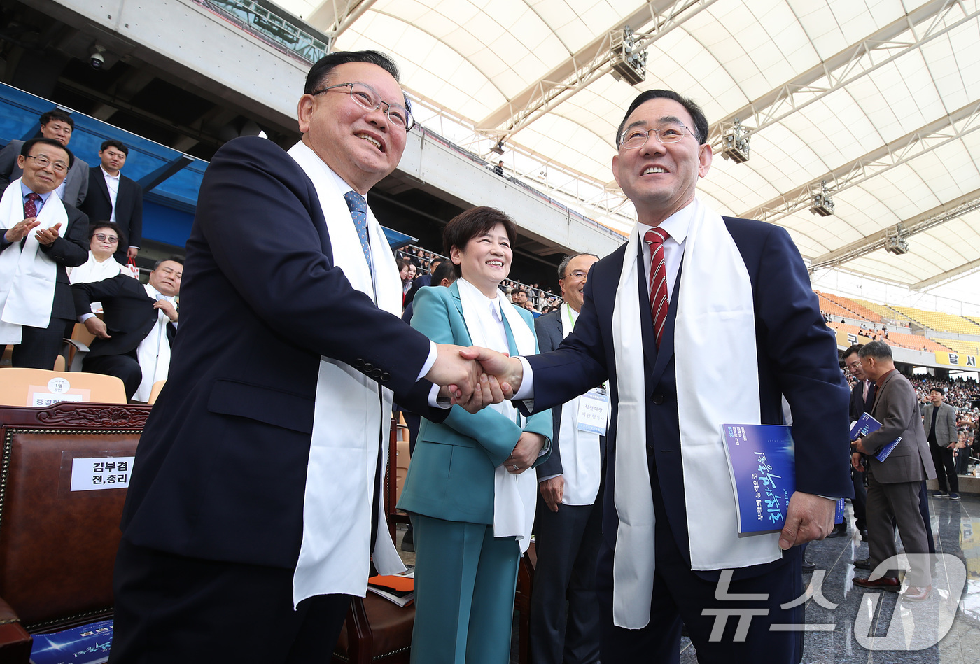 (대구=뉴스1) 공정식 기자 = 6·3 지방선거에서 더불어민주당 후보로 대구시장에 출마하는 김부겸 전 총리와 국민의힘에서 공천 배제(컷오프)된 주호영 국회부의장이 5일 오후 대구 …