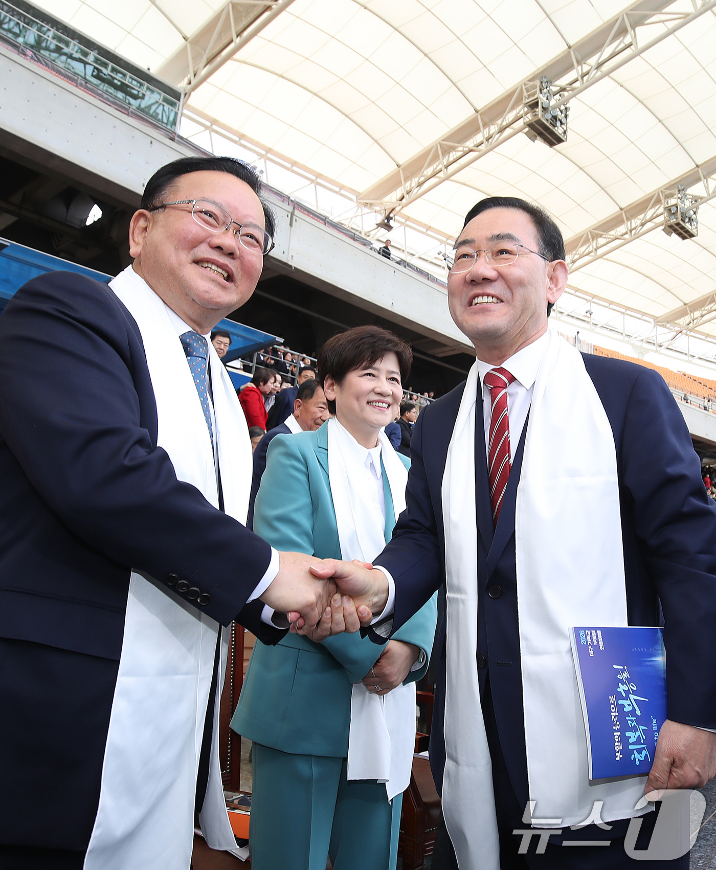 (대구=뉴스1) 공정식 기자 = 6·3 지방선거에서 더불어민주당 후보로 대구시장에 출마하는 김부겸 전 총리와 국민의힘에서 공천 배제(컷오프)된 주호영 국회부의장이 5일 오후 대구 …