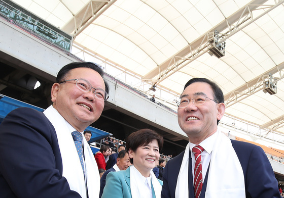 악수하는 김부겸·주호영