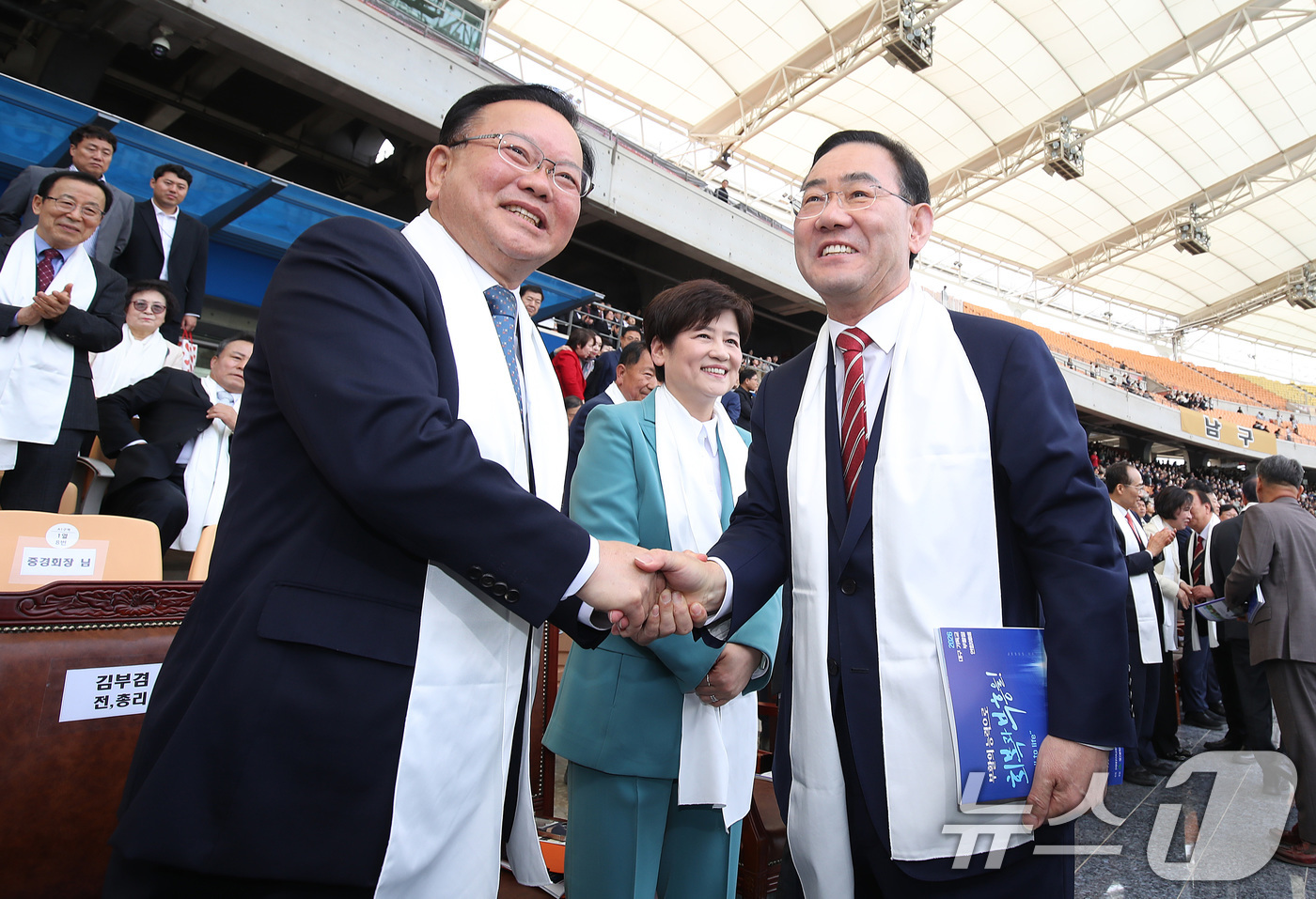 (대구=뉴스1) 공정식 기자 = 6·3 지방선거에서 더불어민주당 후보로 대구시장에 출마하는 김부겸 전 총리와 국민의힘에서 공천 배제(컷오프)된 주호영 국회부의장이 5일 오후 대구 …