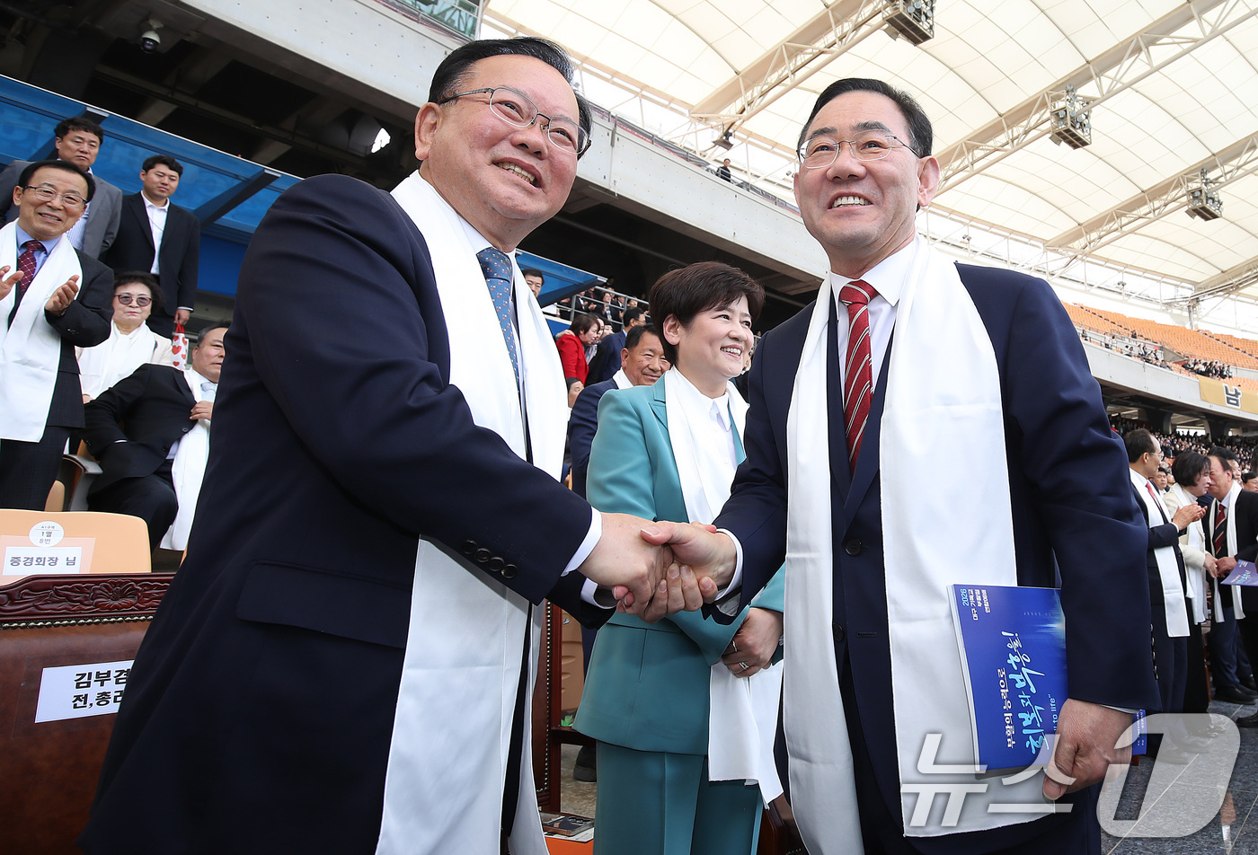 (대구=뉴스1) 공정식 기자 = 6·3 지방선거에서 더불어민주당 후보로 대구시장에 출마하는 김부겸 전 총리와 국민의힘에서 공천 배제(컷오프)된 주호영 국회부의장이 5일 오후 대구 …