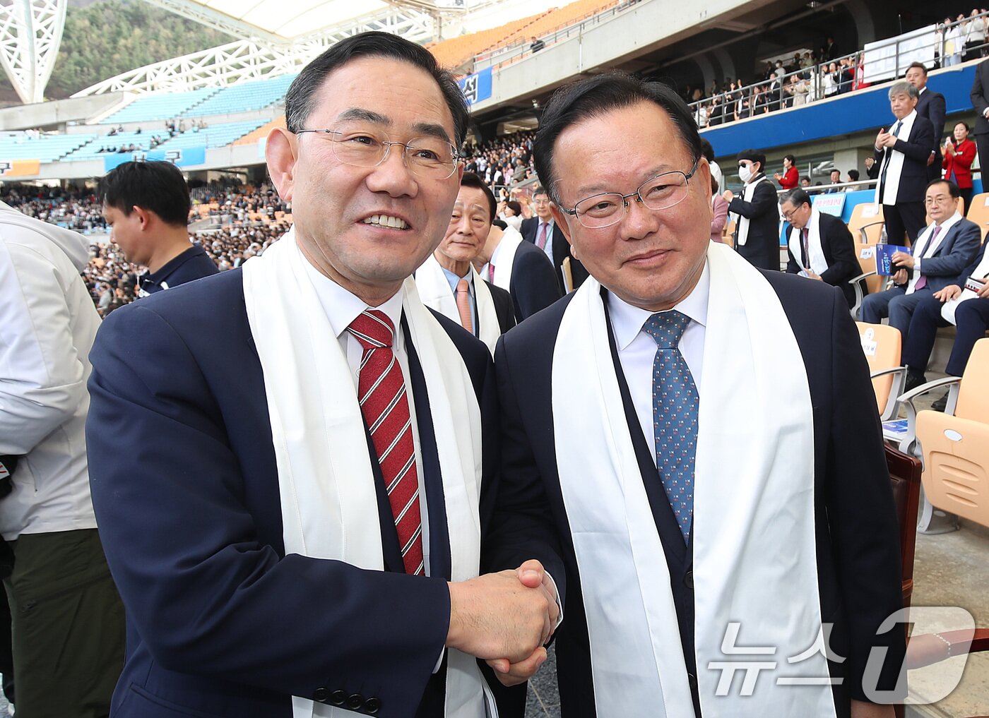 본문 이미지 - 6·3 지방선거에서 더불어민주당 후보로 대구시장에 출마하는 김부겸 전 총리와 국민의힘에서 공천 배제(컷오프)된 주호영 국회부의장이 지난 5일 오후 대구 수성구 대구스타디움에서 열린 '2026 대구 기독교 부활절 연합예배'에서 만나 악수하고 있다. 2026.4.5 ⓒ 뉴스1 공정식 기자