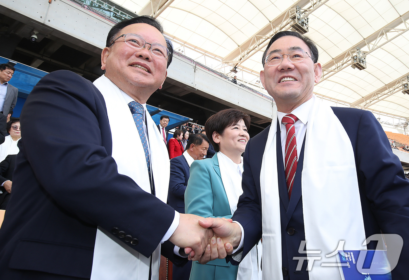 (대구=뉴스1) 공정식 기자 = 6·3 지방선거에서 더불어민주당 후보로 대구시장에 출마하는 김부겸 전 총리와 국민의힘에서 공천 배제(컷오프)된 주호영 국회부의장이 5일 오후 대구 …