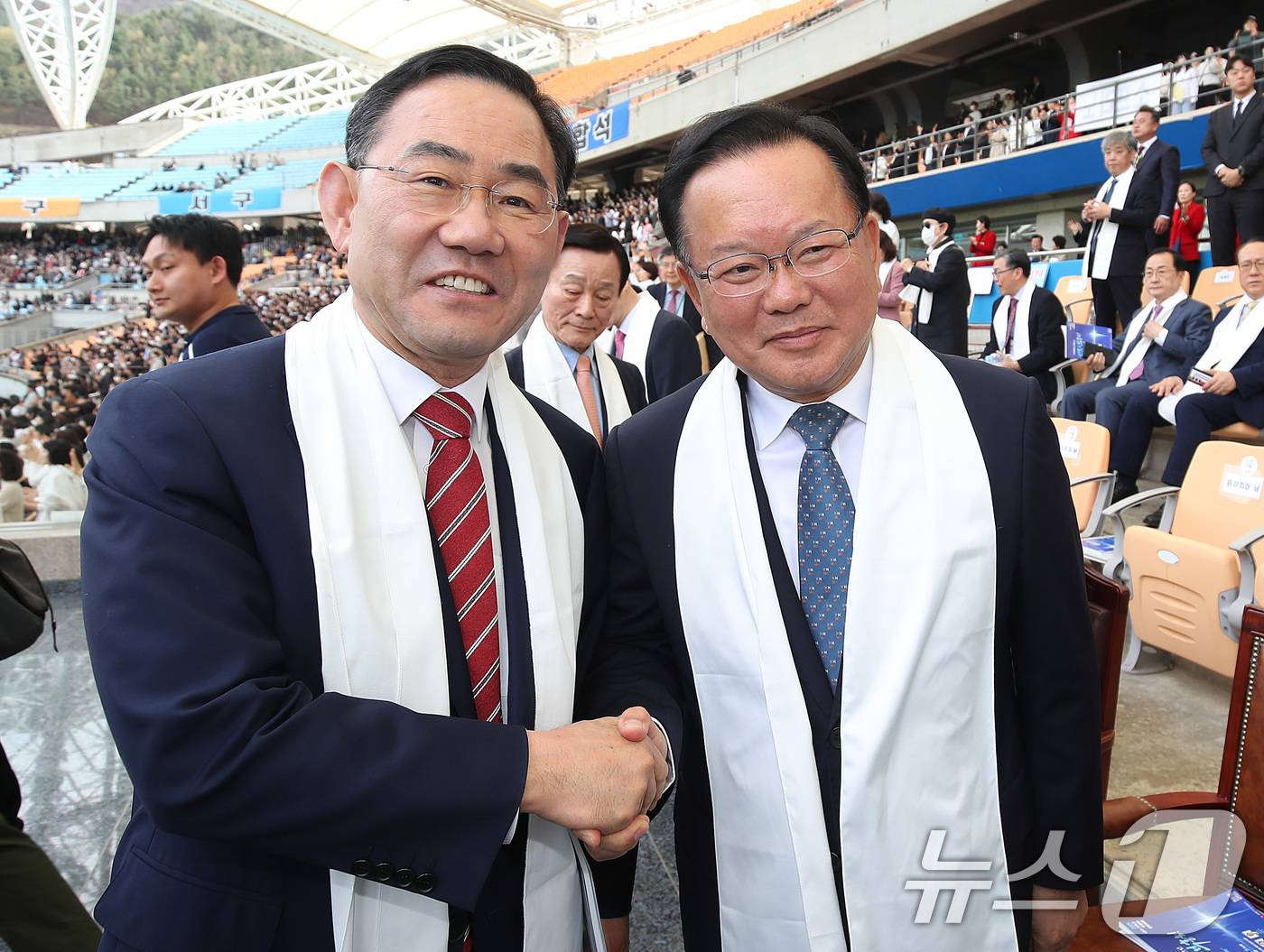 (대구=뉴스1) 공정식 기자 = 6·3 지방선거에서 더불어민주당 후보로 대구시장에 출마하는 김부겸 전 총리와 국민의힘에서 공천 배제(컷오프)된 주호영 국회부의장이 5일 오후 대구 …