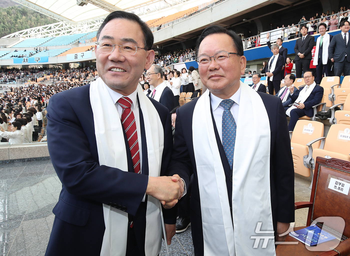 (대구=뉴스1) 공정식 기자 = 6·3 지방선거에서 더불어민주당 후보로 대구시장에 출마하는 김부겸 전 총리와 국민의힘에서 공천 배제(컷오프)된 주호영 국회부의장이 5일 오후 대구 …