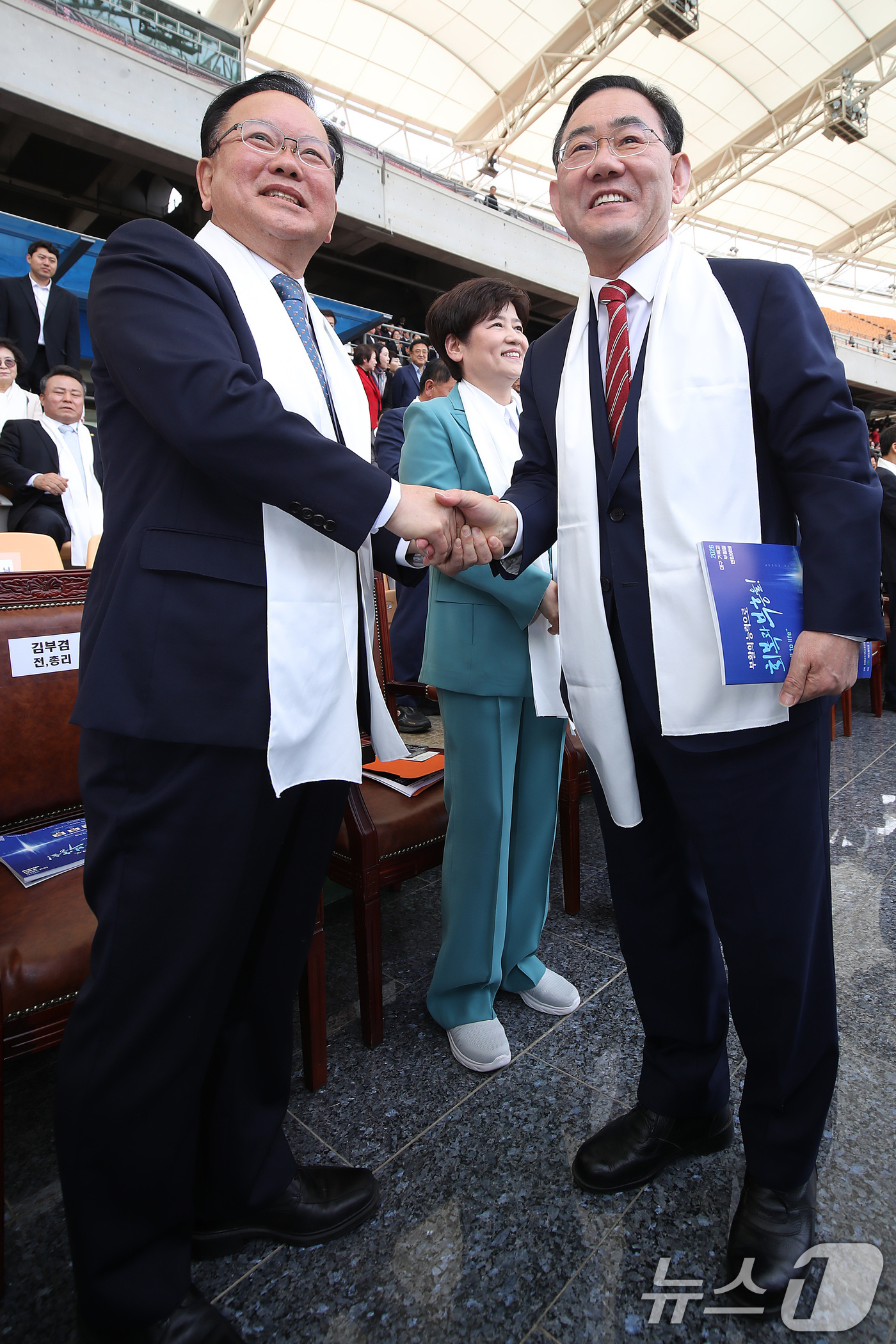 (대구=뉴스1) 공정식 기자 = 6·3 지방선거에서 더불어민주당 후보로 대구시장에 출마하는 김부겸 전 총리와 국민의힘에서 공천 배제(컷오프)된 주호영 국회부의장이 5일 오후 대구 …