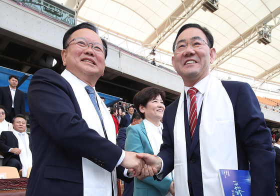 부활절 예배에서 만나 악수하는 김부겸·주호영