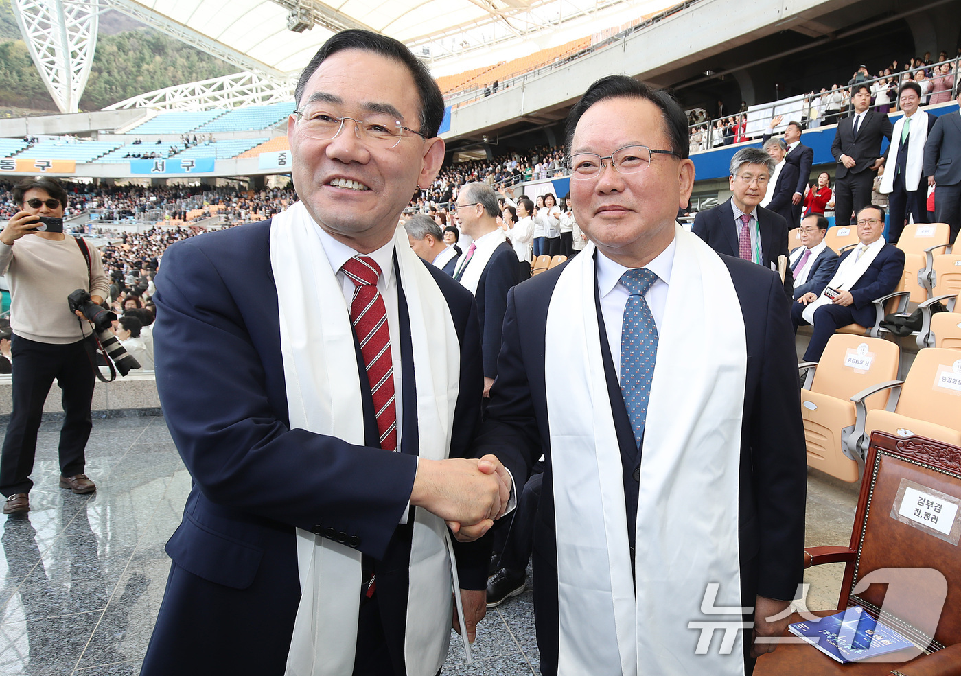 (대구=뉴스1) 공정식 기자 = 6·3 지방선거에서 더불어민주당 후보로 대구시장에 출마하는 김부겸 전 총리와 국민의힘에서 공천 배제(컷오프)된 주호영 국회부의장이 5일 오후 대구 …