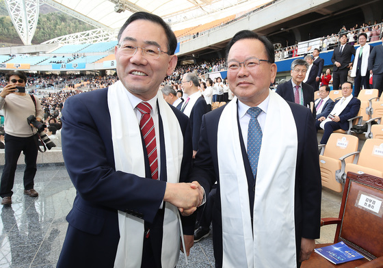 대구에서 만나 악수하는 김부겸·주호영