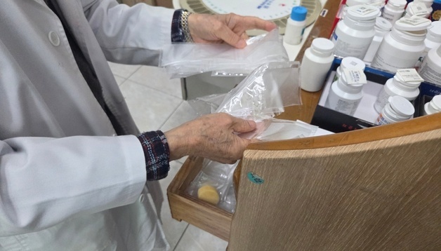 "보름치밖에 안 남았는데"…'나프타 쇼크'에 약국 덮친 포장지 대란