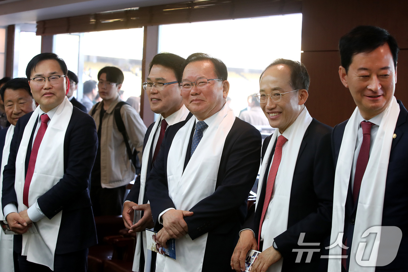 (대구=뉴스1) 공정식 기자 = 5일 오후 대구 수성구 대구스타디움에서 열린 '2026 대구 기독교 부활절 연합예배'에서 6·3 지방선거 더불어민주당 후보로 대구시장에 출마하는 김 …