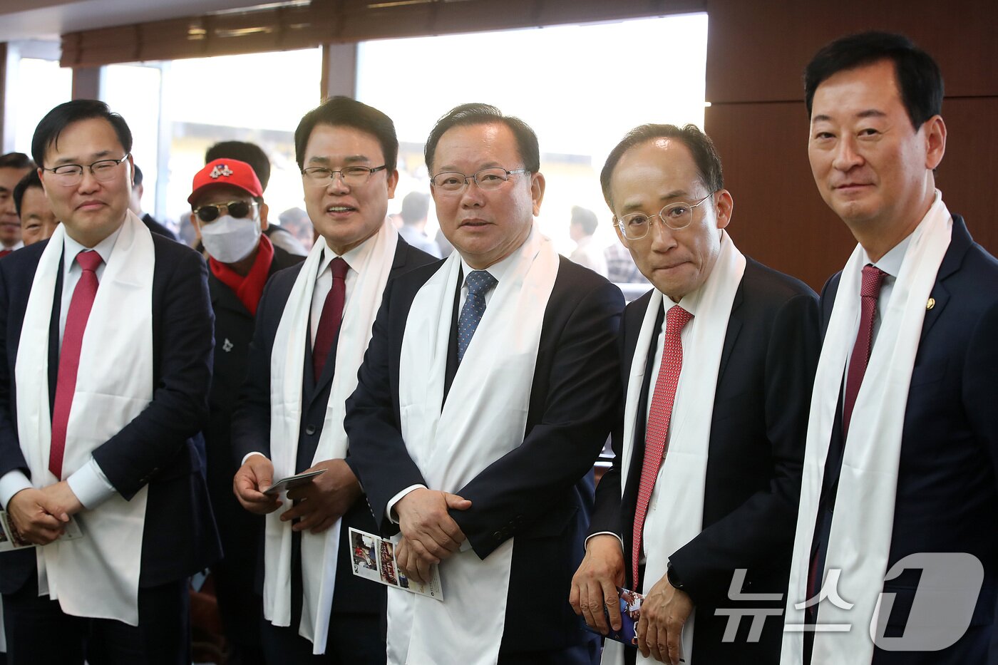 본문 이미지 - 5일 오후 대구 수성구 대구스타디움에서 열린 '2026 대구 기독교 부활절 연합예배'에서 6·3 지방선거 더불어민주당 후보로 대구시장에 출마하는 김부겸 전 총리(가운데)와 홍석준·이재만·추경호·최은석 국민의힘 대구시장 예비후보가 대화하고 있다. 2026.4.5 ⓒ 뉴스1 공정식 기자