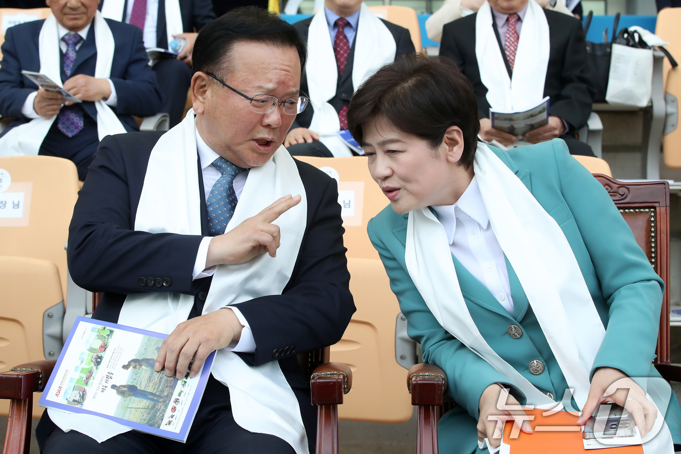 (대구=뉴스1) 공정식 기자 = 6·3 지방선거에서 더불어민주당 후보로 대구시장에 출마하는 김부겸 전 총리와 국민의힘에서 공천 배제(컷오프)된 주호영 국회부의장이 5일 오후 대구 …