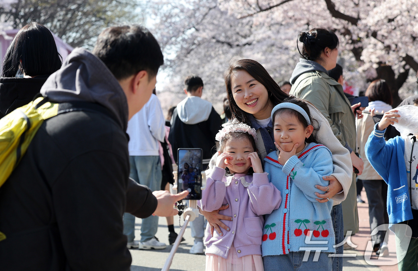 (서울=뉴스1) 박지혜 기자 = 5일 오후 서울 영등포구 윤중로 여의도 봄꽃축제를 찾은 시민들이 추억을 남기고 있다. 2026.4.5/뉴스1