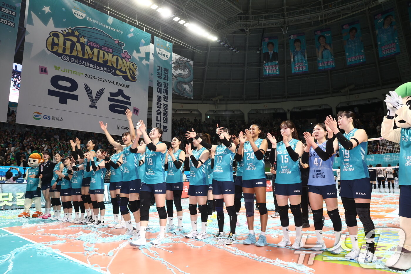 본문 이미지 - 5일 오후 서울 중구 장충체육관에서 열린 2025-2026 진에어 V리그 여자부 챔피언결정전 3차전 GS칼텍스와 한국도로공사의 경기에서 세트스코어 3대1 승리 후 우승을 차지한 GS칼텍스 선수들이 기뻐하고 있다. 이날 GS칼텍스는 2020-2021시즌 이후 5년 만에 정상을 탈환했다. 2026.4.5 ⓒ 뉴스1 김민지 기자