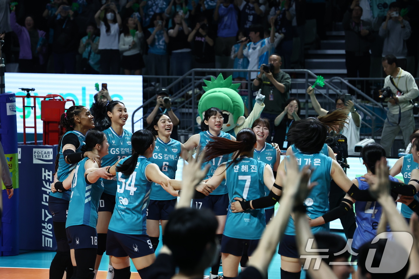 (서울=뉴스1) 김민지 기자 = 5일 오후 서울 중구 장충체육관에서 열린 2025-2026 진에어 V리그 여자부 챔피언결정전 3차전 GS칼텍스와 한국도로공사의 경기에서 세트스코어 …