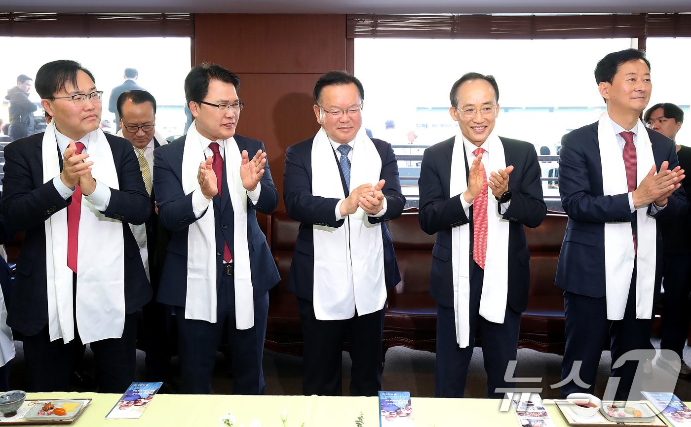 (대구=뉴스1) 공정식 기자 = 5일 오후 대구 수성구 대구스타디움에서 열린 '2026 대구 기독교 부활절 연합예배'에서 6·3 지방선거 더불어민주당 후보로 대구시장에 출마하는 김 …