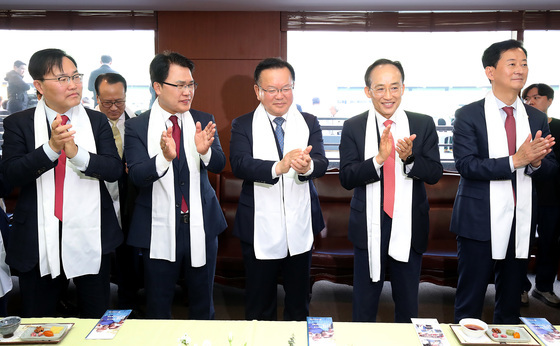 국힘 대구시장 주자들, 일제히 김부겸에 공세…金은 선거전 광폭 행보