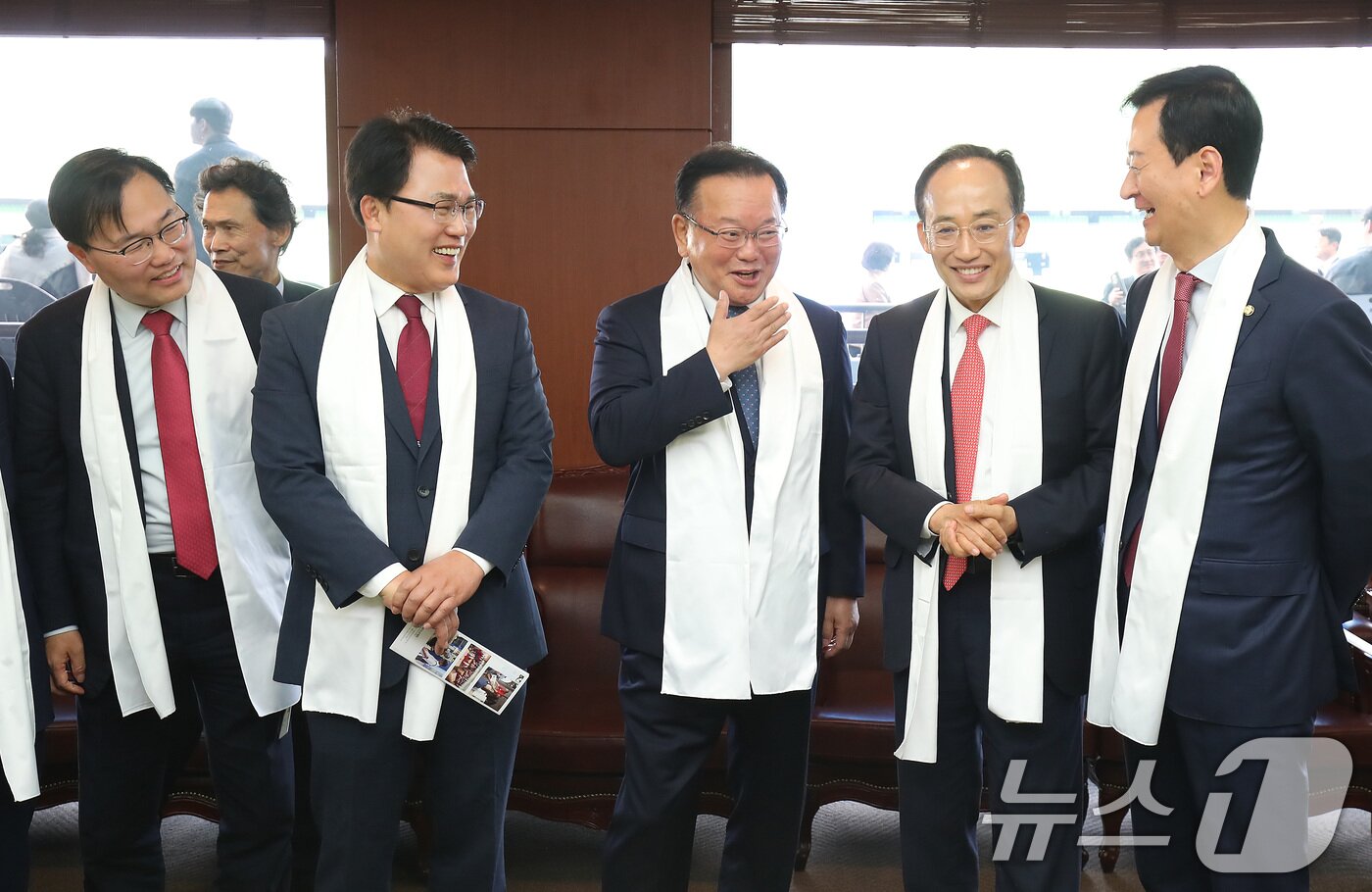 본문 이미지 - 5일 오후 대구 수성구 대구스타디움에서 열린 '2026 대구 기독교 부활절 연합예배'에서 6·3 지방선거 더불어민주당 후보로 대구시장에 출마하는 김부겸 전 총리(가운데)와 홍석준·이재만·추경호·최은석 국민의힘 대구시장 예비후보가 대화하고 있다. 2026.4.5 ⓒ 뉴스1 공정식 기자