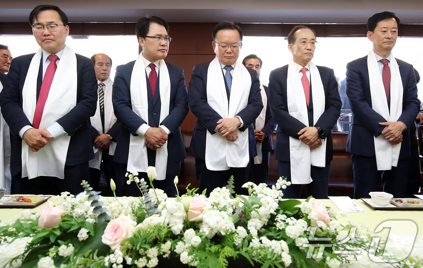 (대구=뉴스1) 공정식 기자 = 5일 오후 대구 수성구 대구스타디움에서 열린 '2026 대구 기독교 부활절 연합예배'에서 6·3 지방선거 더불어민주당 후보로 대구시장에 출마하는 김 …