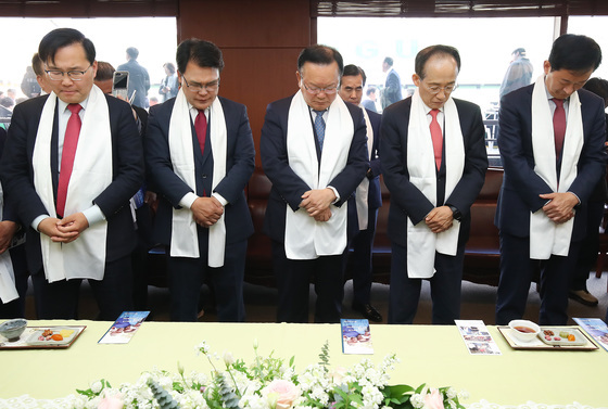 기도하는 대구시장 예비후보