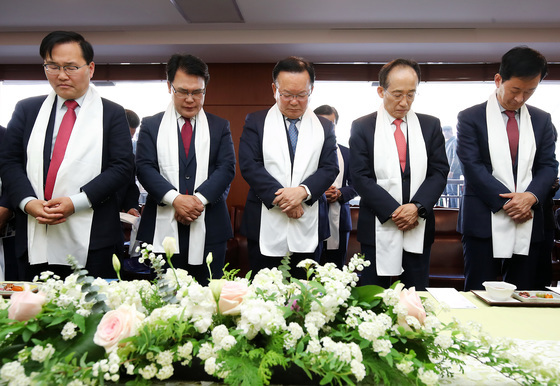 기도하는 대구시장 예비후보