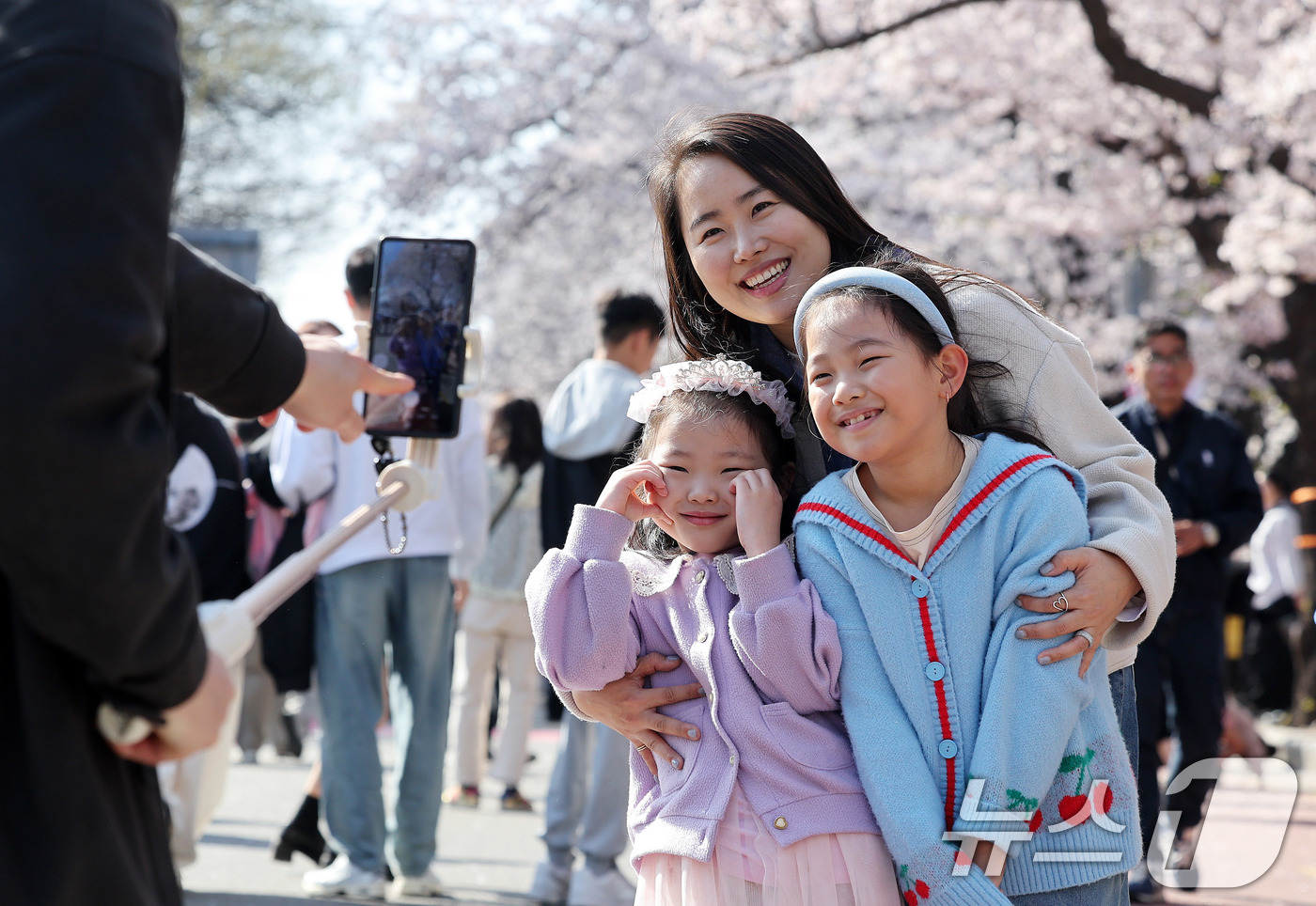 (서울=뉴스1) 박지혜 기자 = 5일 오후 서울 영등포구 윤중로 여의도 봄꽃축제를 찾은 시민들이 추억을 남기고 있다. 2026.4.5/뉴스1