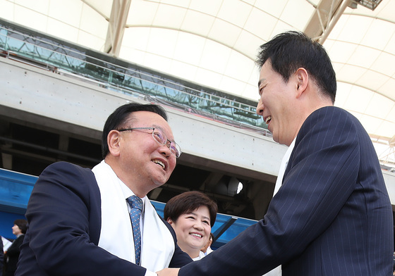 인사하는 김부겸·유영하