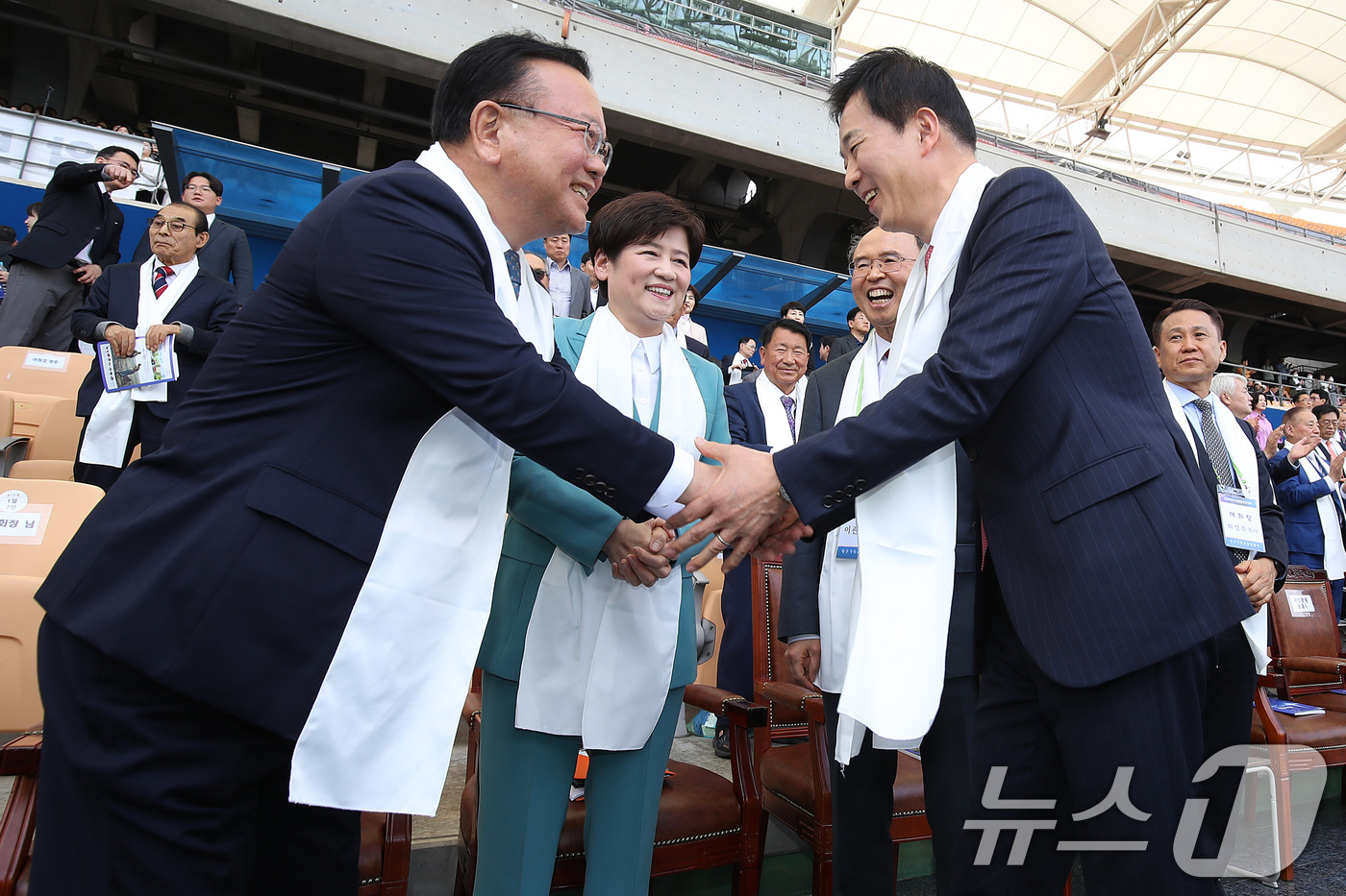 (대구=뉴스1) 공정식 기자 = 6·3 지방선거에서 더불어민주당 후보로 대구시장에 출마하는 김부겸 전 국무총리(왼쪽)와 유영하 국민의힘 대구시장 예비후보가 5일 오후 대구 수성구 …