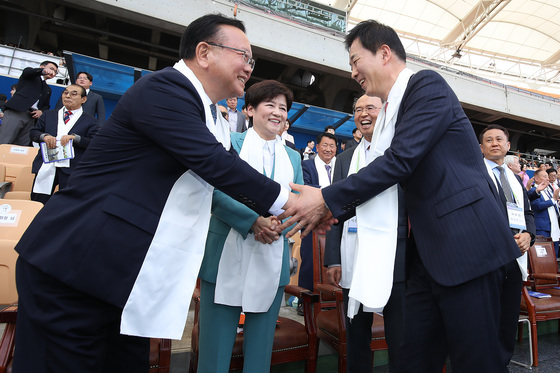 인사하는 김부겸·유영하