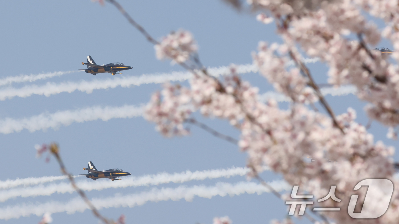 (서울=뉴스1) 최지환 기자 = 5일 오후 서울 여의도 봄꽃축제 메인 행사장 상공에서 공군 특수 비행팀 ‘블랙이글스’가 축하 비행을 펼치고 있다. 2026.4.5/뉴스1
