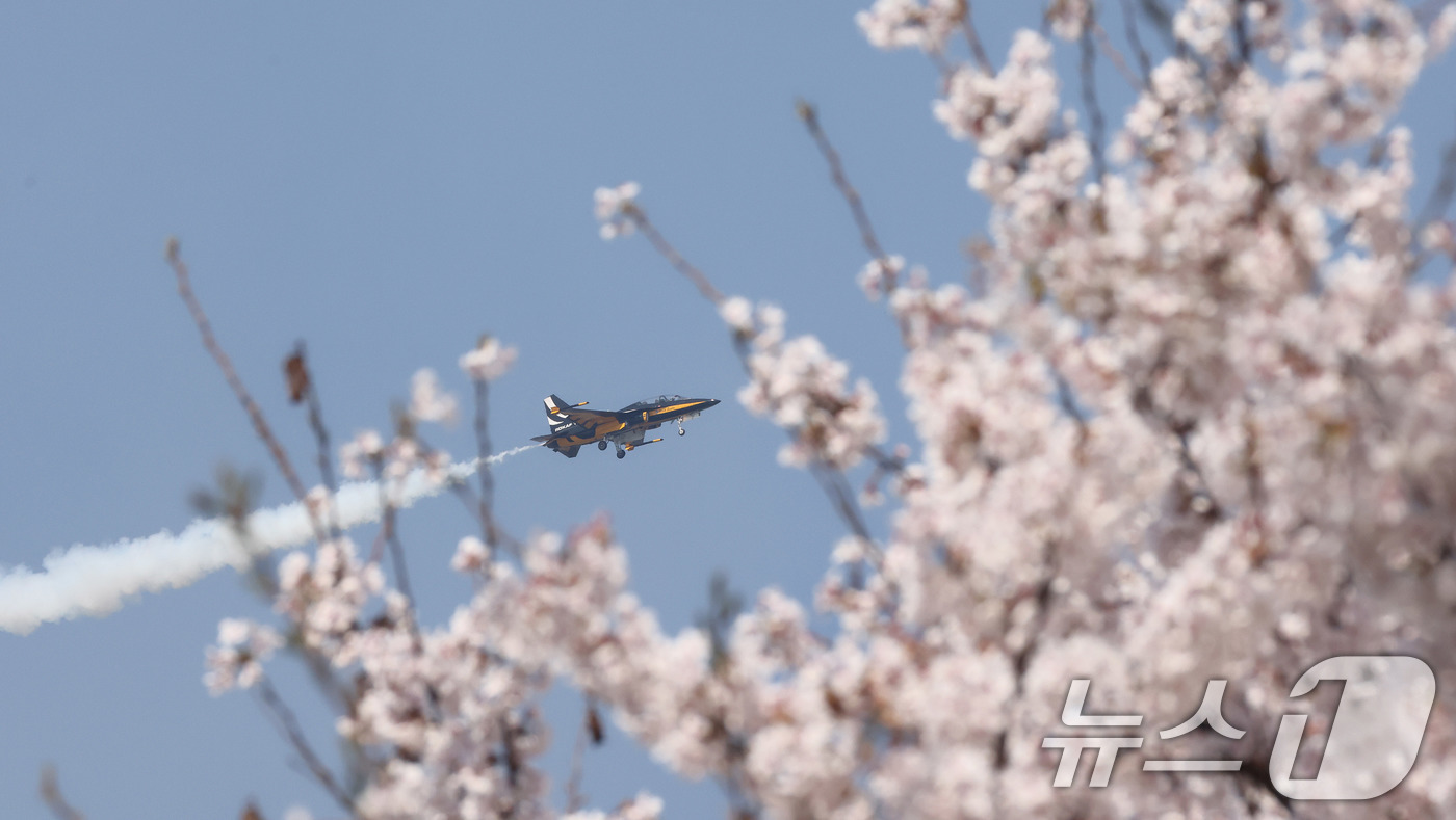 (서울=뉴스1) 최지환 기자 = 5일 오후 서울 여의도 봄꽃축제 메인 행사장 상공에서 공군 특수 비행팀 ‘블랙이글스’가 축하 비행을 펼치고 있다. 2026.4.5/뉴스1