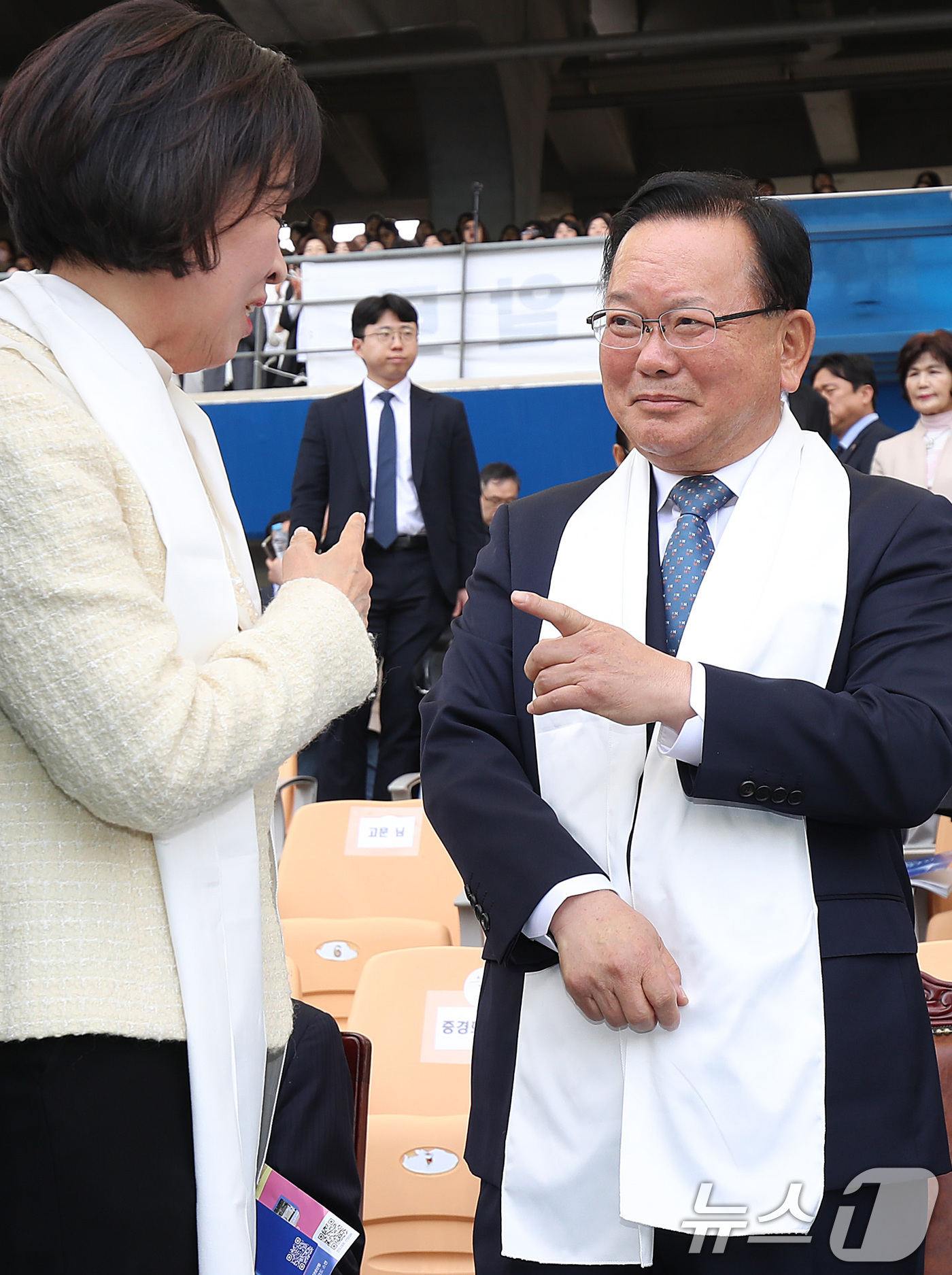 (대구=뉴스1) 공정식 기자 = 6·3 지방선거에서 더불어민주당 후보로 대구시장에 출마하는 김부겸 전 국무총리(오른쪽)와 이인선 국민의힘 대구시당위원장이 5일 오후 대구 수성구 대 …