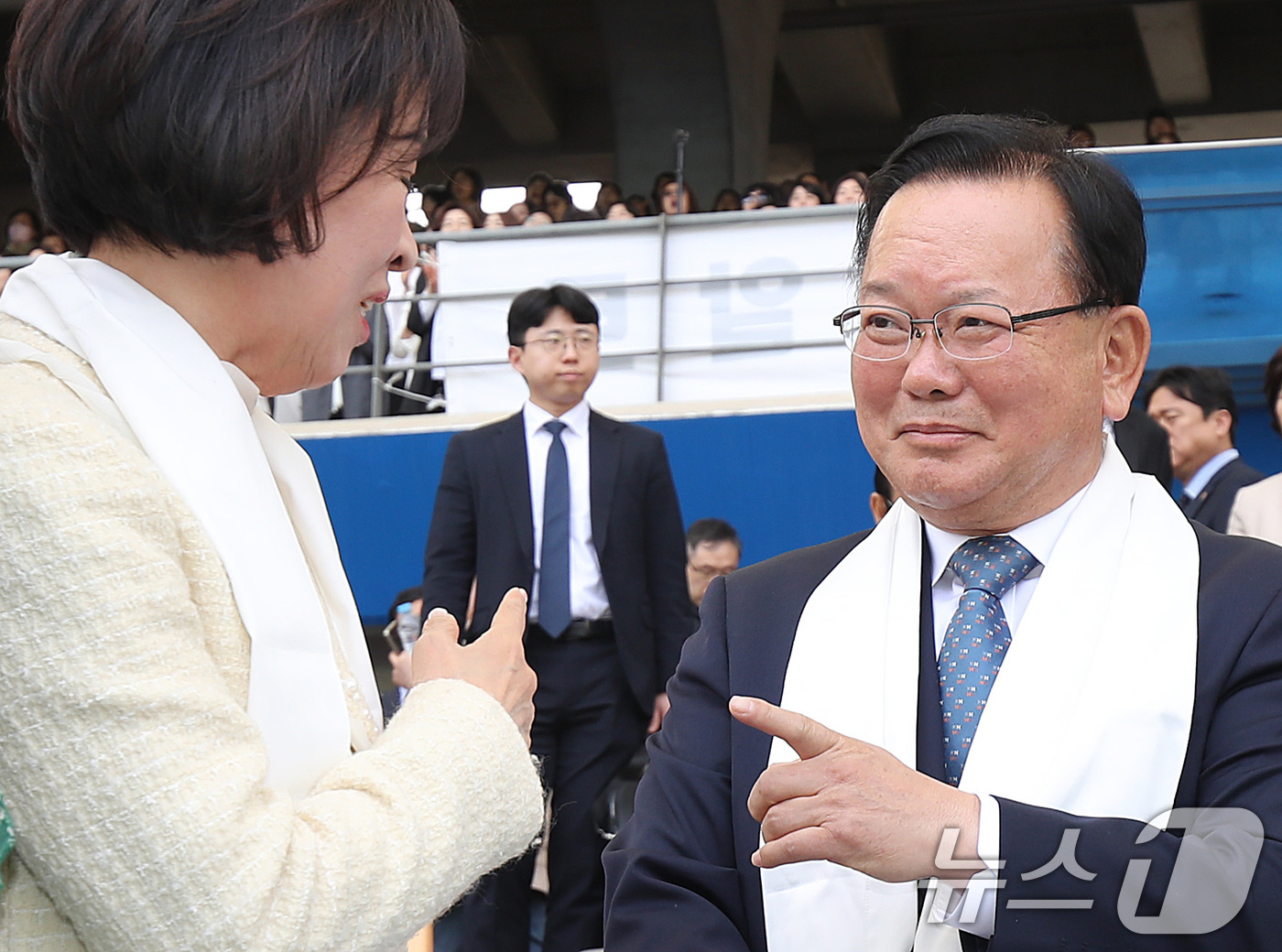(대구=뉴스1) 공정식 기자 = 6·3 지방선거에서 더불어민주당 후보로 대구시장에 출마하는 김부겸 전 국무총리(오른쪽)와 이인선 국민의힘 대구시당위원장이 5일 오후 대구 수성구 대 …