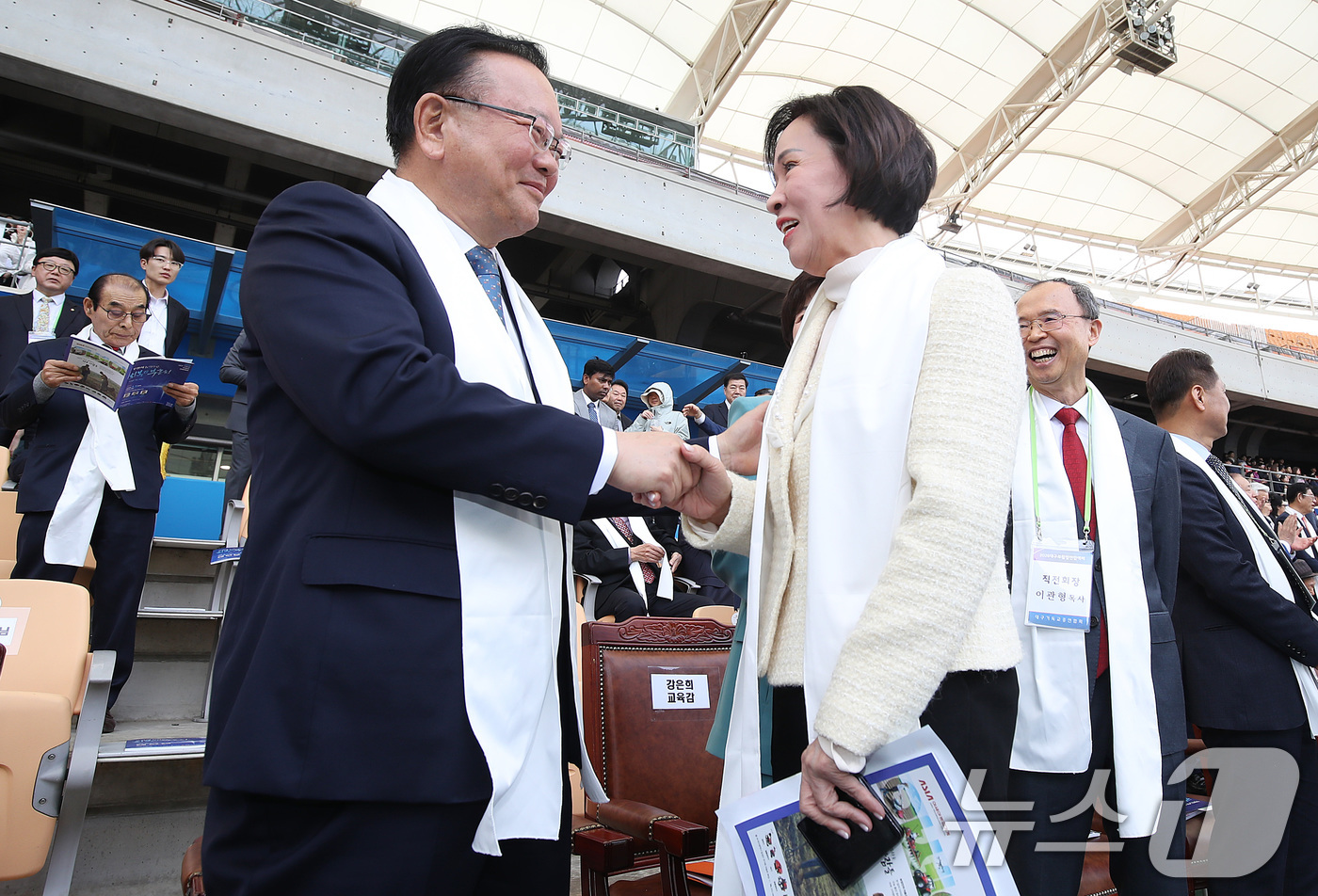 (대구=뉴스1) 공정식 기자 = 6·3 지방선거에서 더불어민주당 후보로 대구시장에 출마하는 김부겸 전 국무총리(왼쪽)와 이인선 국민의힘 대구시당위원장이 5일 오후 대구 수성구 대구 …